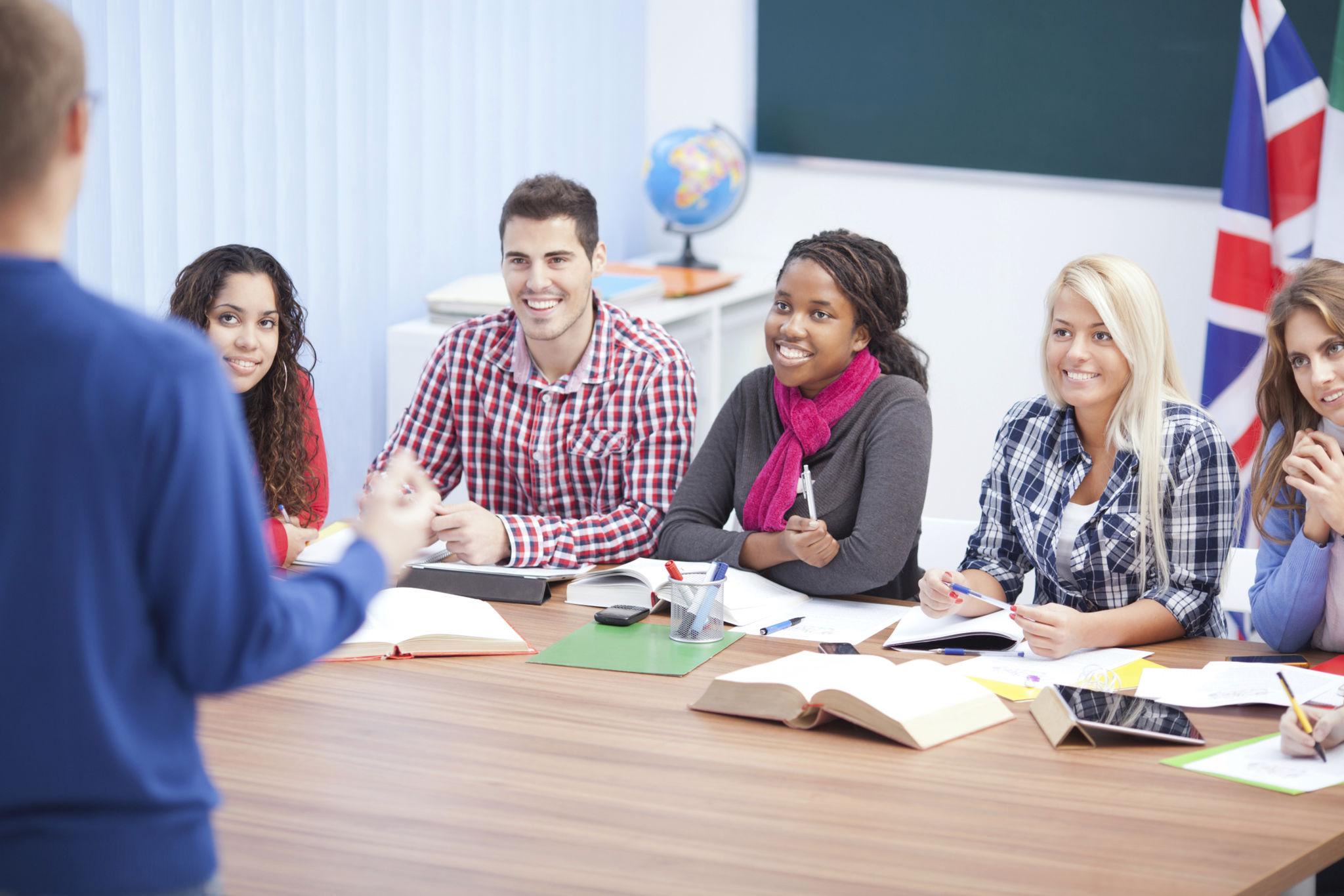 Maestra presentando material educativo a estudiantes