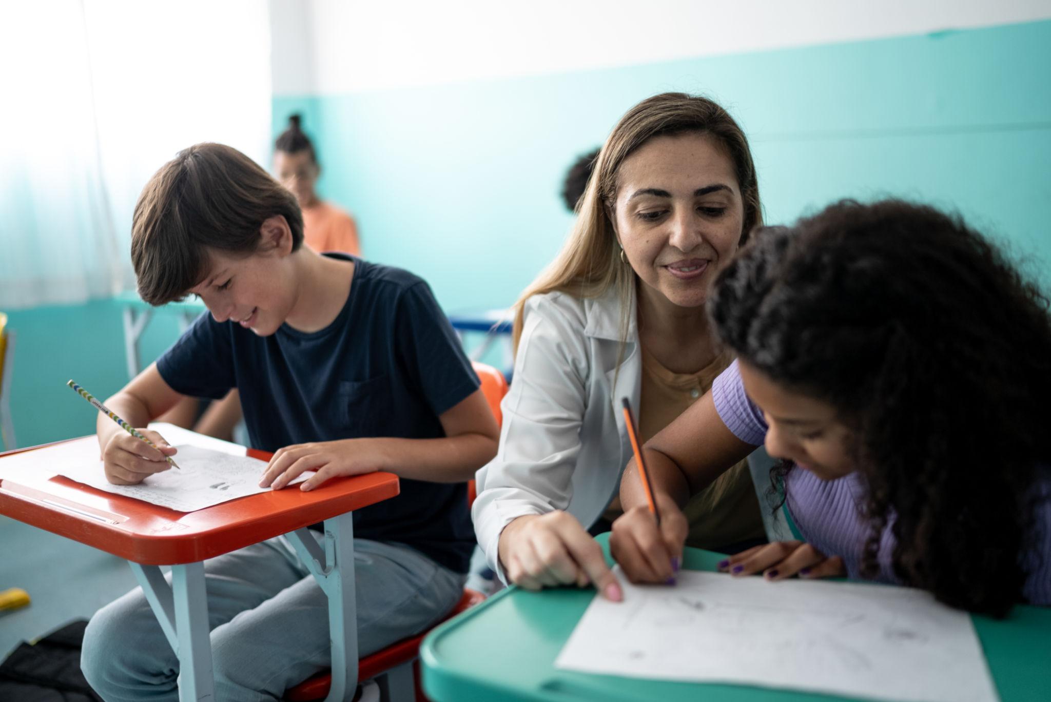 Maestra presentando material educativo a estudiantes